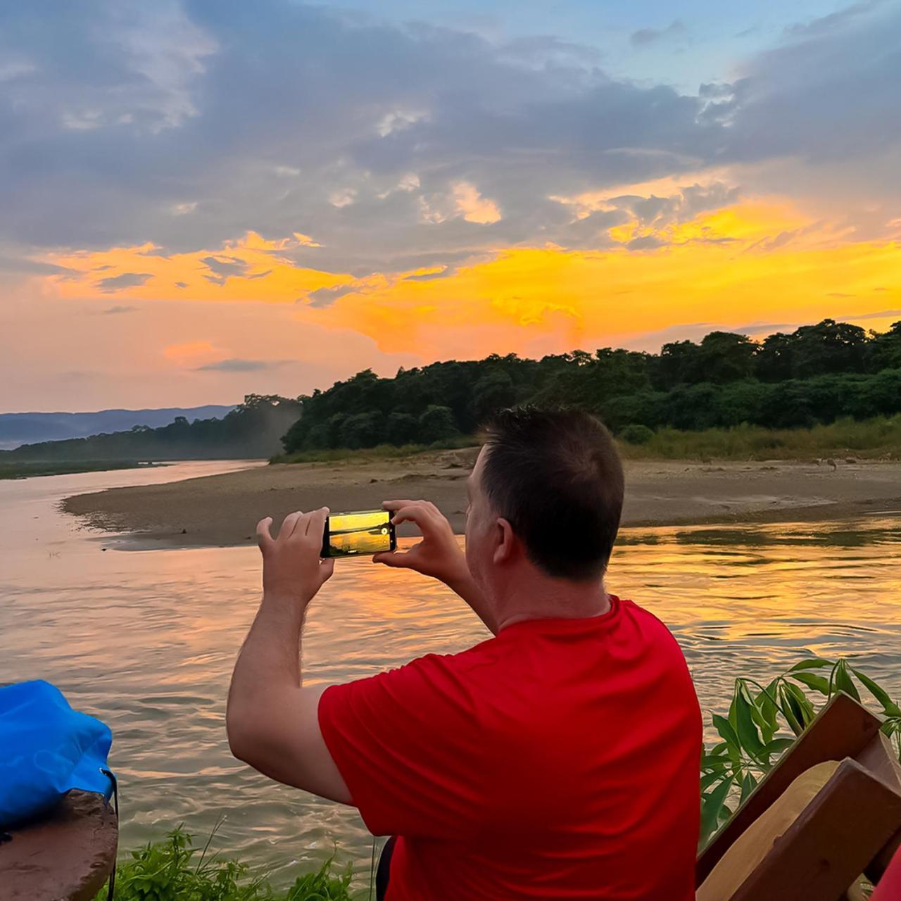 Greenland Safari, Sauraha Buitenkant foto